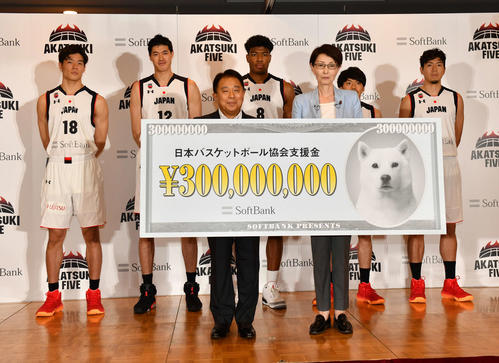 3億円の支援金ボードを持つ榛葉淳ソフトバンク副社長（左）と三屋裕子日本バスケットボール協会会長。後列左から馬場雄大、渡辺雄太、八村塁、篠山竜青、比江島慎（撮影・柴田隆二）