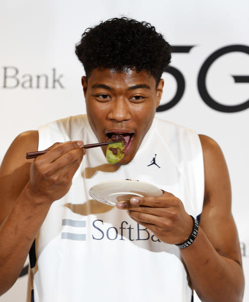 イベントでよもぎ餅を食べる八村塁（撮影・柴田隆二）