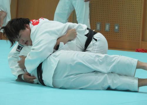 代表強化合宿で寝技稽古に励む朝比奈沙羅（撮影・峯岸佑樹）