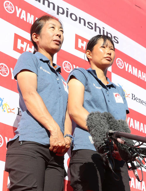 吉田（左）と吉岡はレース後、取材に応じた（撮影・河野匠）