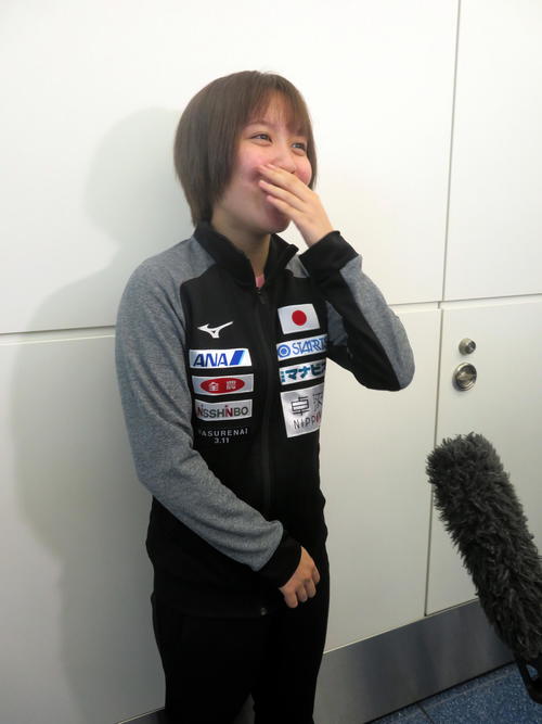 パスポートを忘れたことを恥ずかしそうに話す平野美宇（撮影・三須一紀）