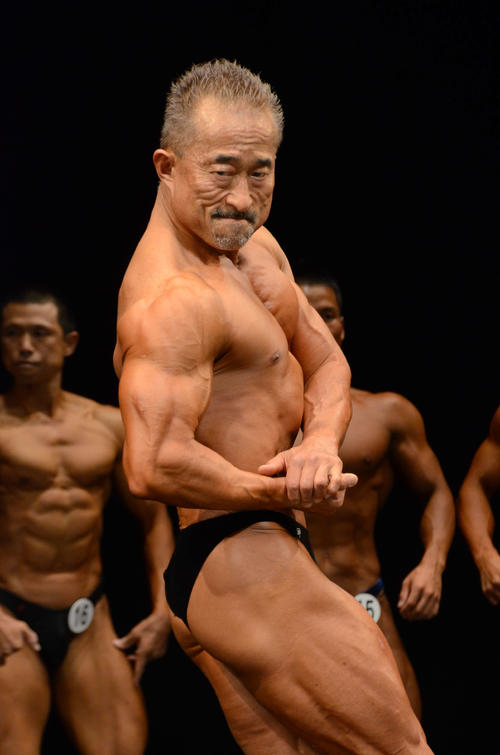 第53回男子大阪ボディービル大会出場に出場し、鍛え抜かれた筋肉をアピールする角田信朗
