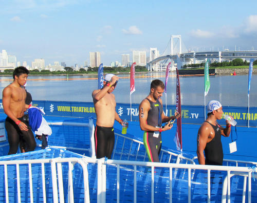 お台場海浜公園で行われたOWSの東京五輪テスト大会で、レインボーブリッジをバックにコースに向かう選手たち（撮影・益田一弘）