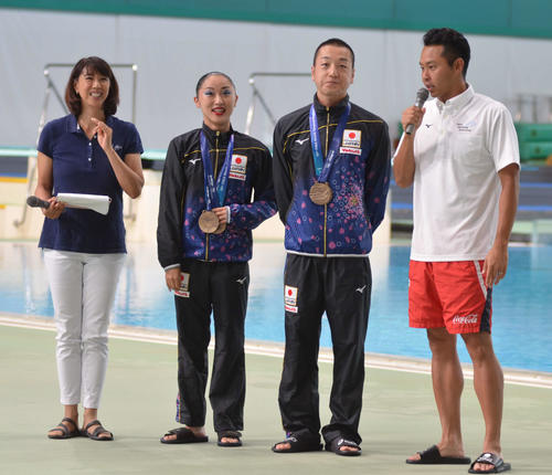 アーティスティックスイミング混合デュエットの安部（右から2人目）と足立（同3人目）、北島康介氏（右端）、小谷実可子さん（撮影・吉池彰）