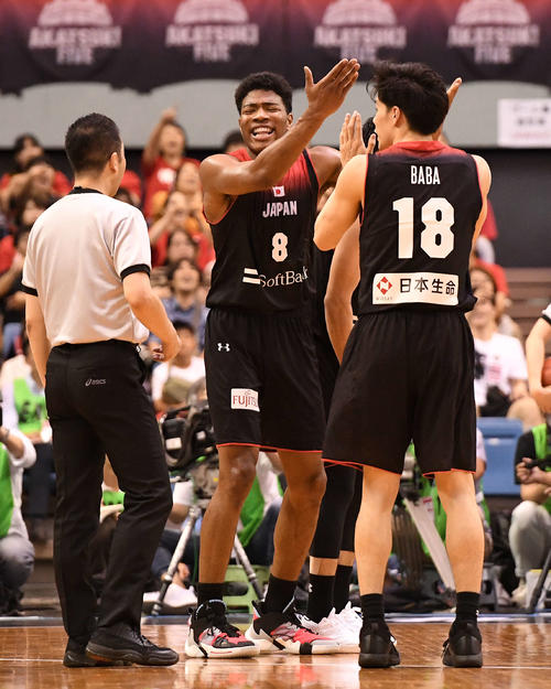 日本対ニュージーランド　第2クオーター、ファウルをアピールする八村（中央）。右は馬場（撮影・鈴木みどり）