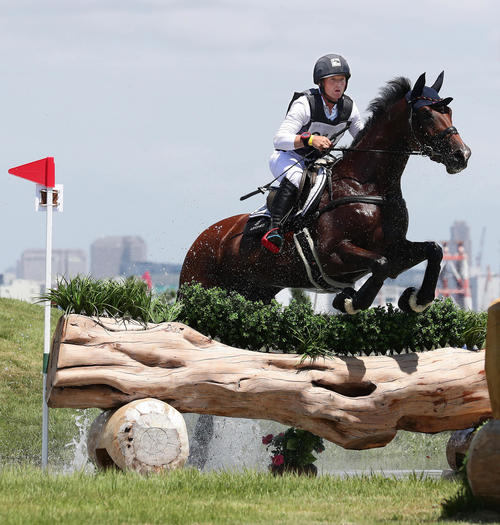総合馬術の耐久で水しぶきを上げて障害を飛越する五輪2連覇中のミヒャエル・ユング（撮影・丹羽敏通）