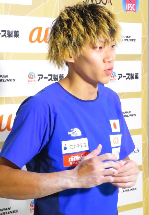 ボルダリング準決勝を振り返る緒方良行（撮影・峯岸佑樹）