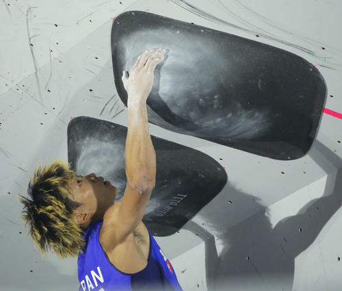 ボルダリング男子準決勝　第4課題に臨む緒方（撮影・河田真司）