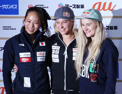 ボルダリング女子決勝　1位のガンブレット（中央）3位のコクシー（右）と写真に納まる2位の野口（撮影・河田真司）