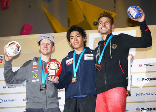 メダルセレモニーで写真に納まる、優勝の楢崎智（中央）2位のシューベルト（左）3位のフローレ（撮影・河田真司）