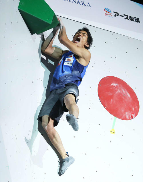 ボルダリング男子決勝　ファイナリストで唯一第3課題を完登し、雄たけびを上げる楢崎智（撮影・河田真司）