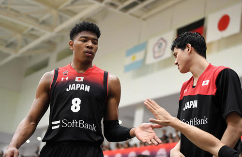 日本対ニュージーランド　タッチを交わす八村（左）と渡辺（撮影・横山健太）