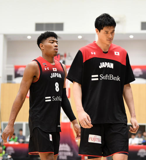 日本対ニュージーランド　試合を終え引き揚げる八村（左）と渡辺（撮影・横山健太）