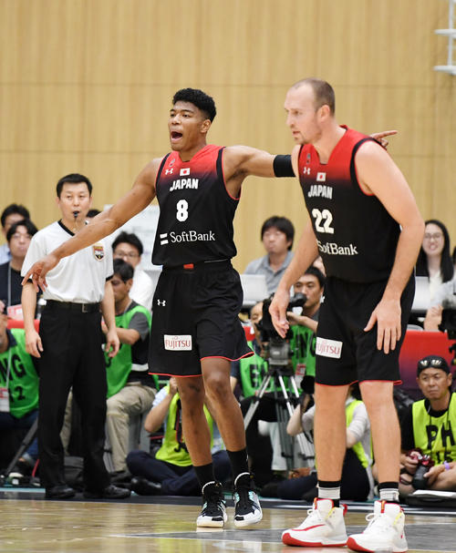 日本対ニュージーランド　第4クオーター、指示を出す八村（左）。右はファジーカス（撮影・横山健太）