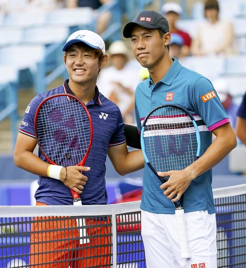 男子シングルス2回戦　試合前、写真に納まる西岡良仁（左）と錦織圭（共同）