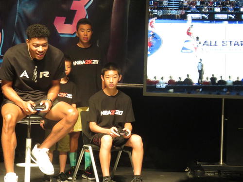 八村塁（左）はキッズ代表とゲームで真剣勝負を展開した（撮影・小堀泰男）