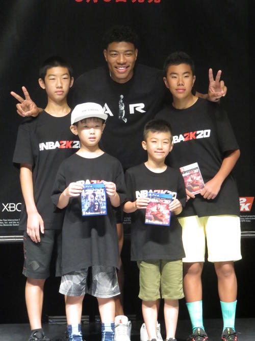 八村塁（中央）は笑顔でキッズたちと記念撮影（撮影・小堀泰男）