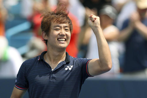 男子シングルス2回戦で錦織圭に勝利しガッツポーズする西岡良仁（ゲッティ＝共同）