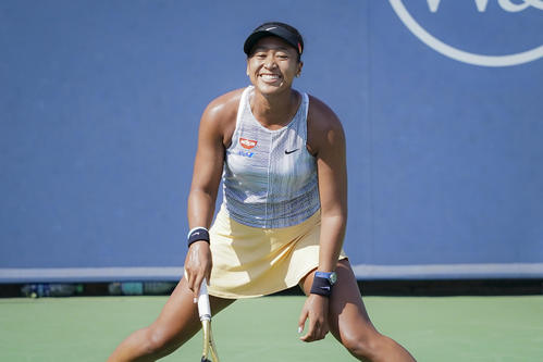 謝淑薇との試合中に笑顔を見せる大坂なおみ（AP）