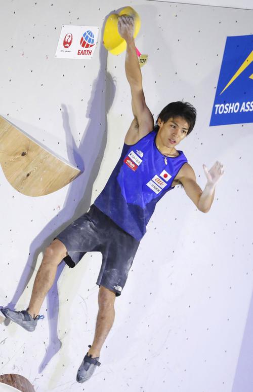 男子複合予選　ボルダリングの第4課題を完登し、歓声に応える楢崎智亜（共同）