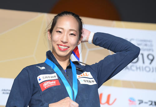 女子複合で銀メダルを獲得して東京五輪代表が内定し、表彰式で笑顔を見せる野口（撮影・加藤諒）