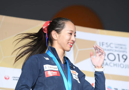 女子複合で銀メダルを獲得して東京五輪代表が内定し、表彰式で笑顔を見せる野口（撮影・加藤諒）