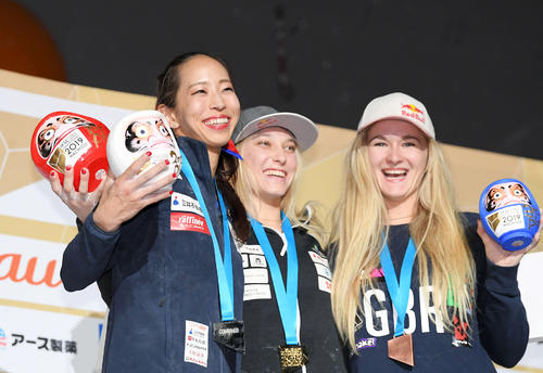 女子複合で2位となり、笑顔を見せる野口（左）（撮影・加藤諒）