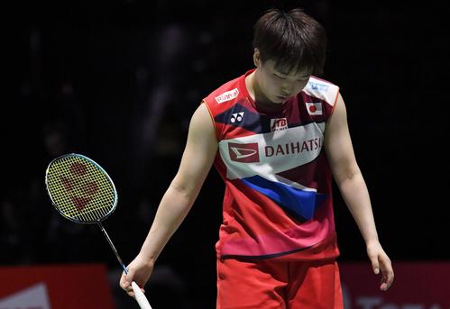 女子シングルス2回戦　シンガポール選手にポイントを奪われ肩を落とす山口茜（共同）
