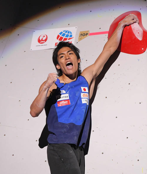 男子複合決勝ボルダリングの第3課題を完登し、絶叫する楢崎智（撮影・加藤諒）