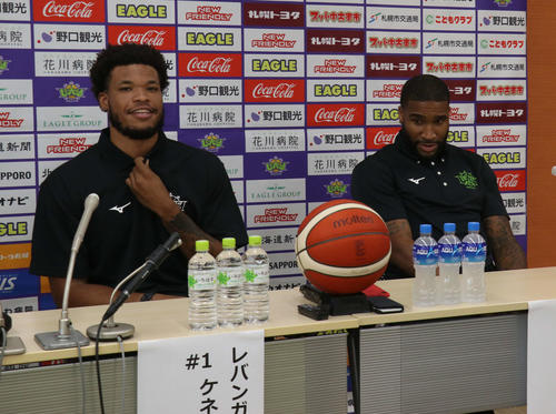 レバンガ北海道の入団会見に臨むミークス（左）とカミングス（撮影・浅水友輝）