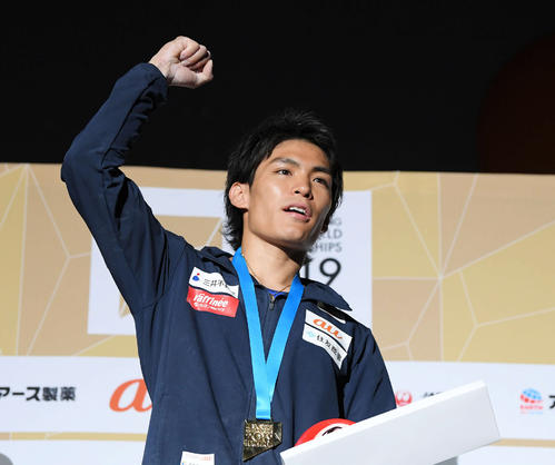 男子複合で金メダルを獲得し、ガッツポーズする楢崎智亜（撮影・加藤諒）