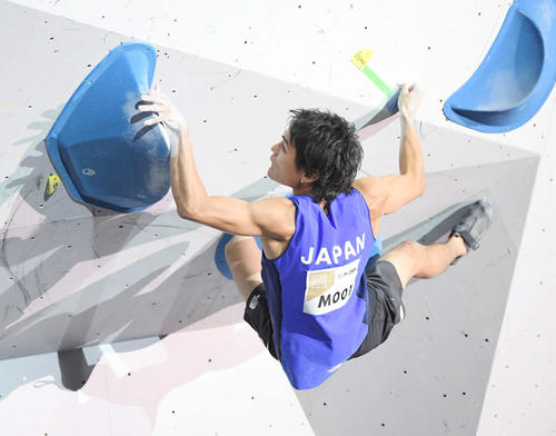 男子複合決勝ボルダリングの第2課題を登る楢崎智（撮影・加藤諒）