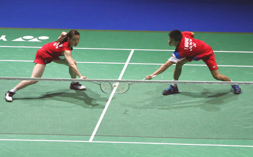 バドミントン世界選手権混合ダブルス3回戦　バドミントン世界選手権混合ダブルス3回戦　第2ゲーム、相手のスマッシュに反応する渡辺勇大（右）と東野有紗（撮影・松熊洋介）