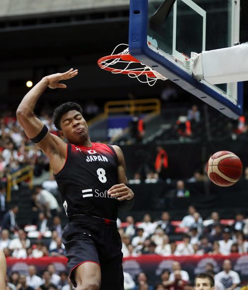 日本対アルゼンチン　第1Q、ダンクシュートを決める八村（撮影・狩俣裕三）