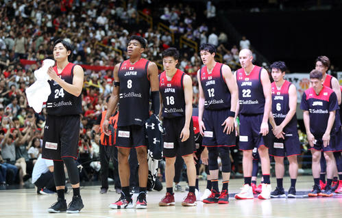 日本対アルゼンチン　アルゼンチンに惜敗し、悔しそうな表情でブースターにあいさつする八村（左から2人目）ら日本代表の選手たち（撮影・狩俣裕三）