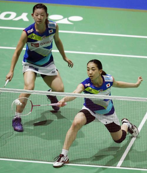 女子ダブルス3回戦　マレーシアのペアと対戦する高橋礼（上）、松友組（共同）