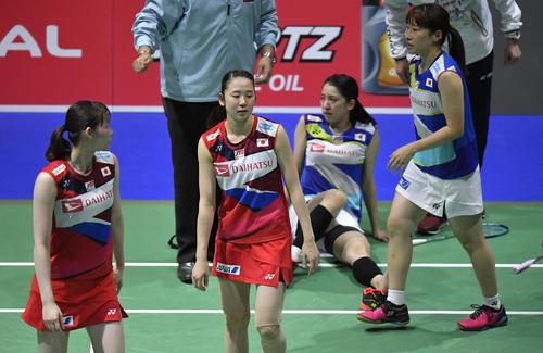 女子ダブルス準々決勝　対戦中に米元（右から2人目）が負傷で途中棄権し、勝利となった永原（左から2人目）、松本組（共同）