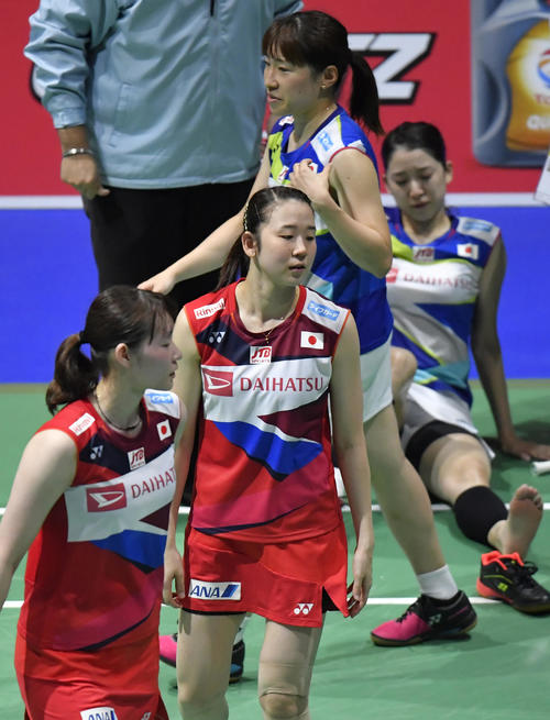 女子ダブルス準々決勝　対戦中に米元（右上）が負傷で途中棄権し、勝利となった永原（左から2人目）、松本組（共同）