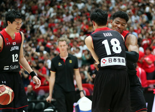 日本対ドイツ　試合後、SF馬場（右手前）にちょっかいを出すSF八村（右奥）。左はSF渡辺（撮影・大野祥一）
