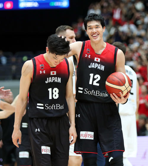 日本対ドイツ　試合後、SF馬場（左）と勝利を喜ぶSF渡辺（撮影・大野祥一）