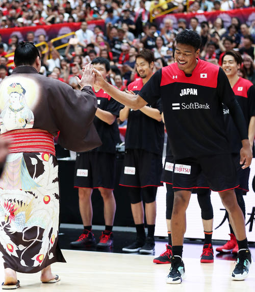 フリースローを決めた白鵬（左）はSF八村とハイタッチする（撮影・大野祥一）