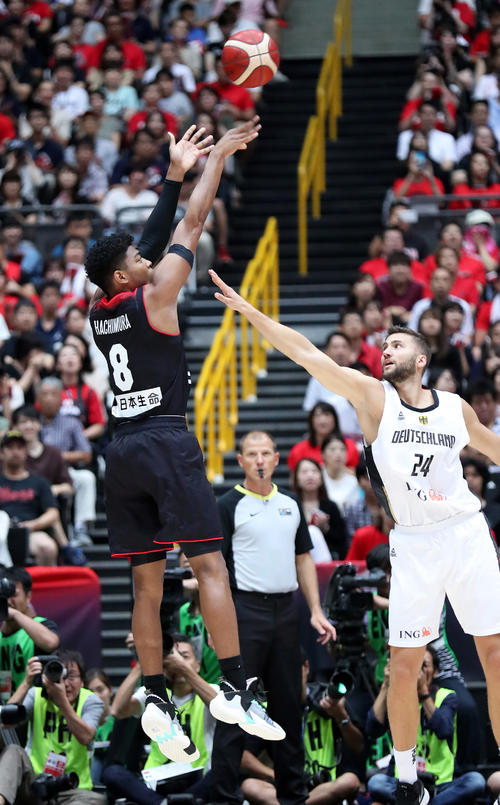 第1Q、シュートを放つ八村（左）（撮影・大野祥一）