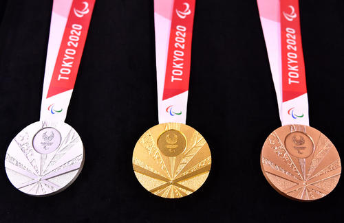発表された東京2020パラリンピックメダル（撮影・横山健太）