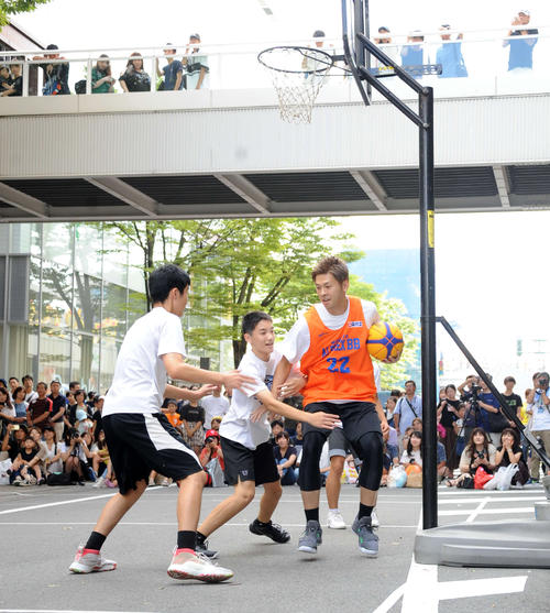3×3のエキシビジョンでプリンストンのメンバーと競り合うB1新潟・上江田（右）（撮影・斎藤慎一郎）