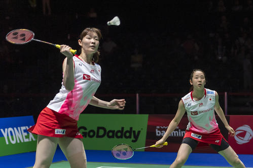連覇を達成した永原和可那、松本麻佑組（AP）