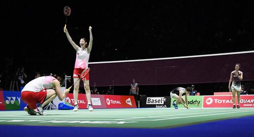 バドミントンの世界選手権女子ダブルスで福島、広田組（奥）を破って優勝し喜ぶ永原（左）、松本組（共同）