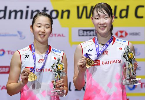 女子ダブルスで福島、広田組を破って優勝し、金メダルを手に笑顔の永原（左）、松本組（共同）