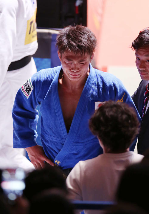 男子66キロ級3位決定戦、銅メダルを獲得した阿部は応援席の前で泣き出しそうな表情を見せる（撮影・河野匠）