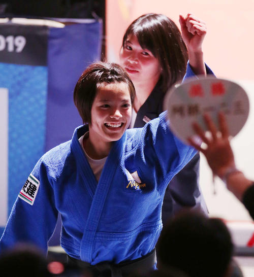 女子52キロ級決勝、クジュティナを一本で下し応援席に向かってガッツポーズを見せる阿部（撮影・河野匠）