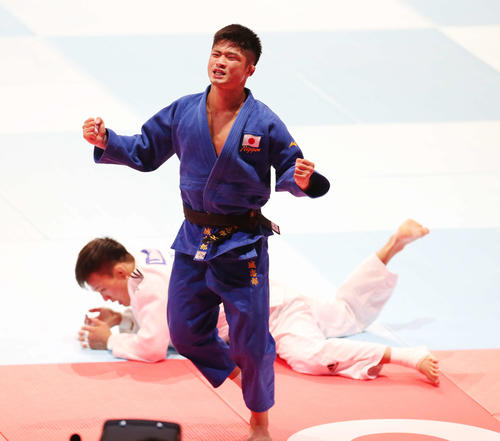 男子66キロ級決勝、キム・リマン（後方）を下し、優勝した丸山はガッツポーズを見せる（撮影・河野匠）